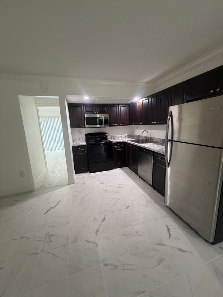 Sunpointe Apartments - Photo 3 of 20