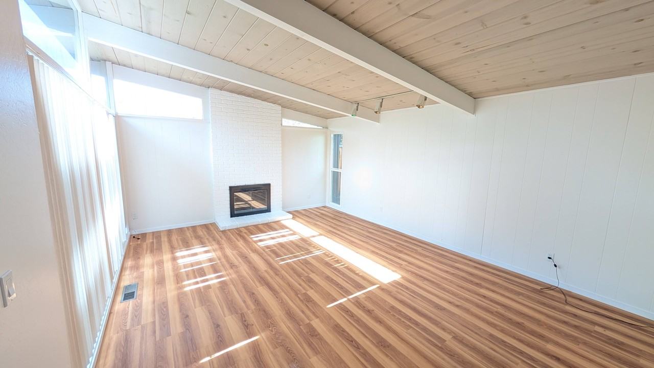 1076 Oaktree Dr #1 - Photo 4 of 10