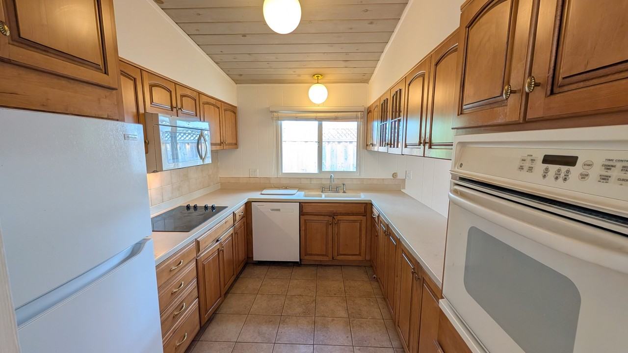 1076 Oaktree Dr #1 - Photo 5 of 10
