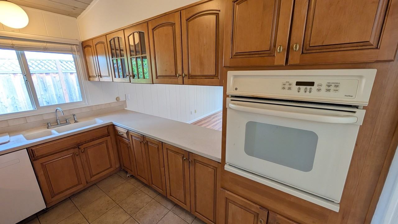 1076 Oaktree Dr #1 - Photo 6 of 10