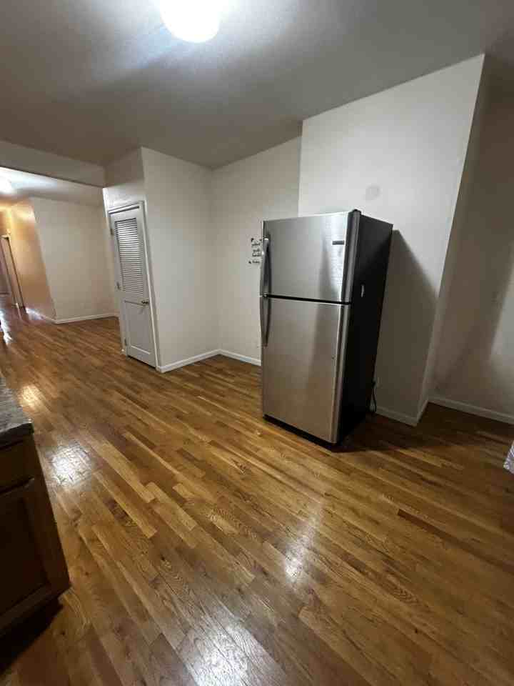 233 Ferry St - Photo 4 of 10