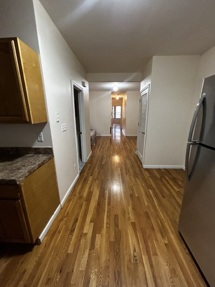 233 Ferry St - Photo 3 of 10