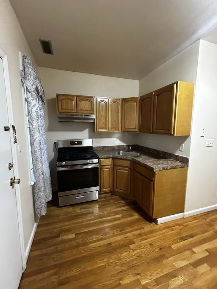 233 Ferry St - Photo 2 of 10