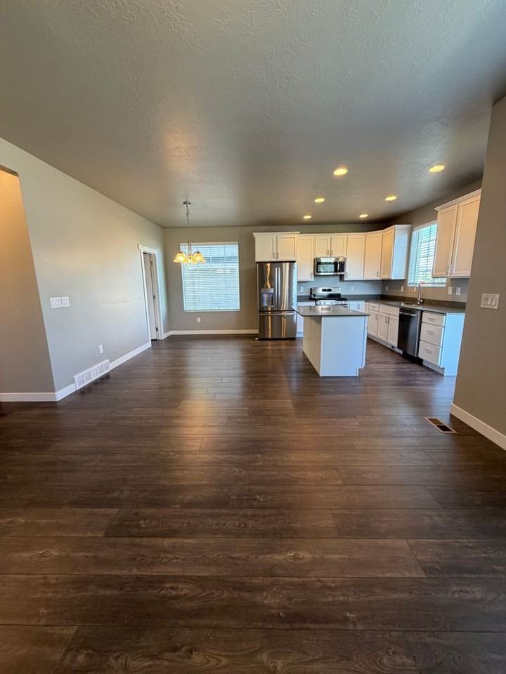 932 W 2840 N - Photo 2 of 34