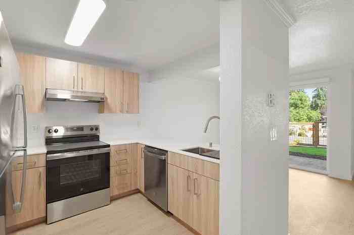 301 Ne 45th St - Photo 6 of 36