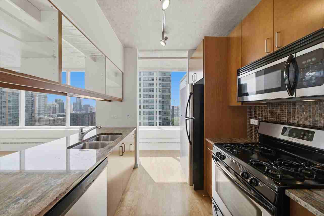 611 S Wells St - Photo 6 of 24