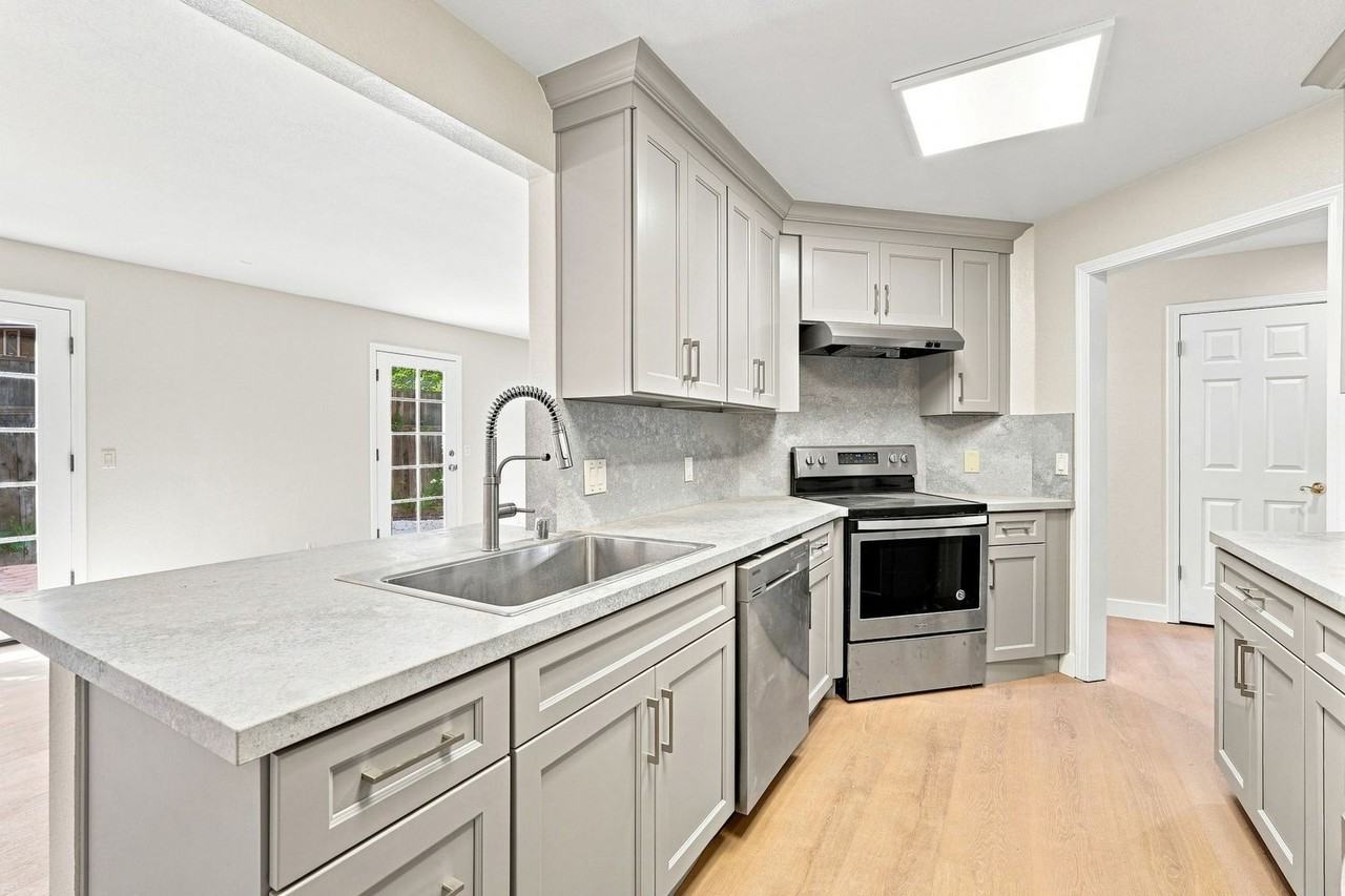 22555 Kinst Ct - Photo 4 of 28