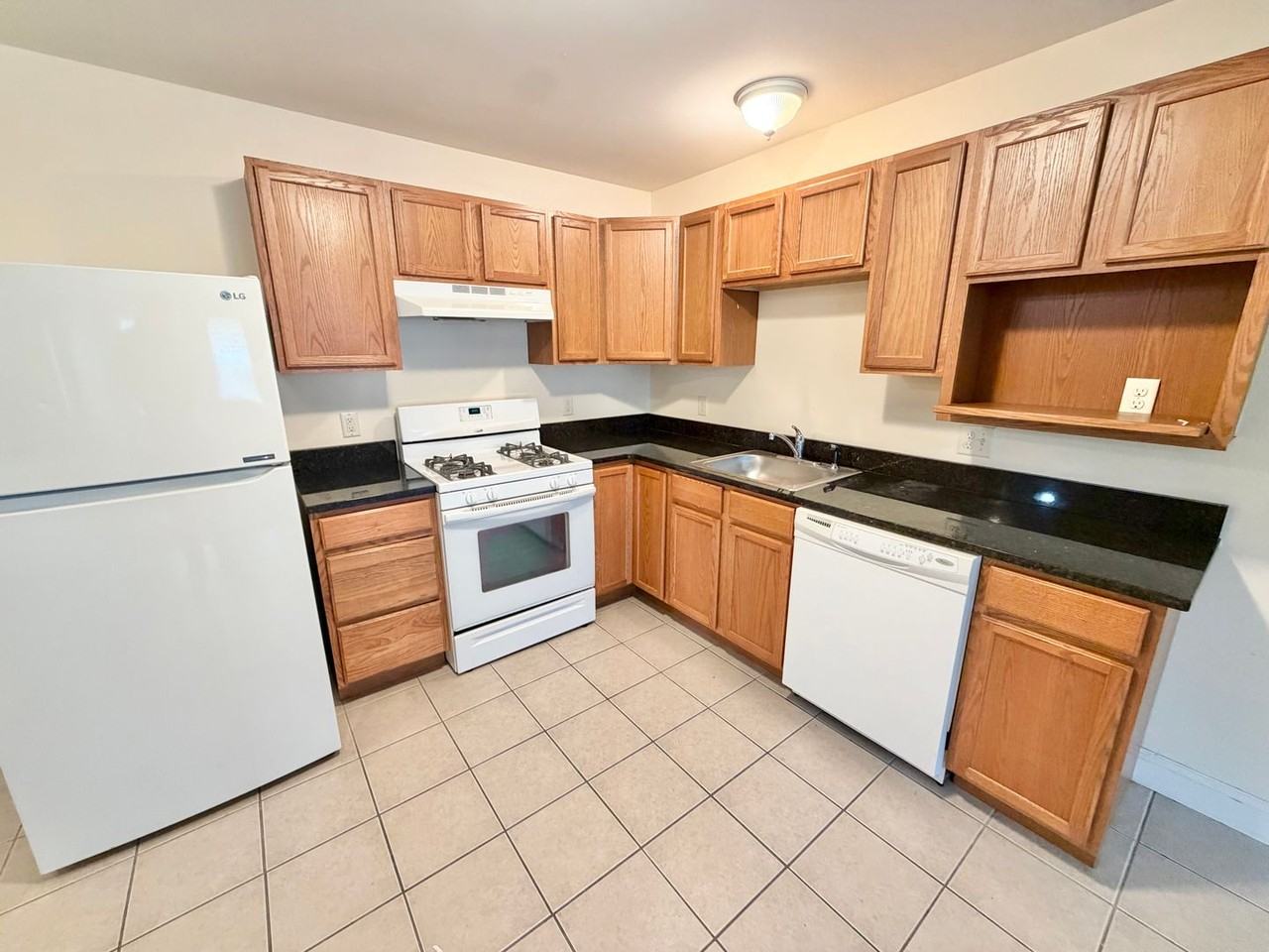 235 Pearl St - Photo 7 of 14