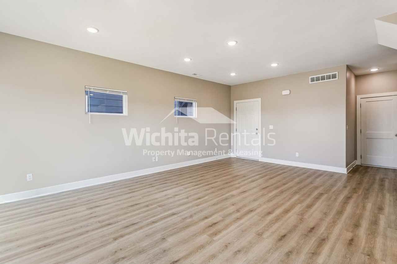 7315 E 34th St N - Photo 2 of 16