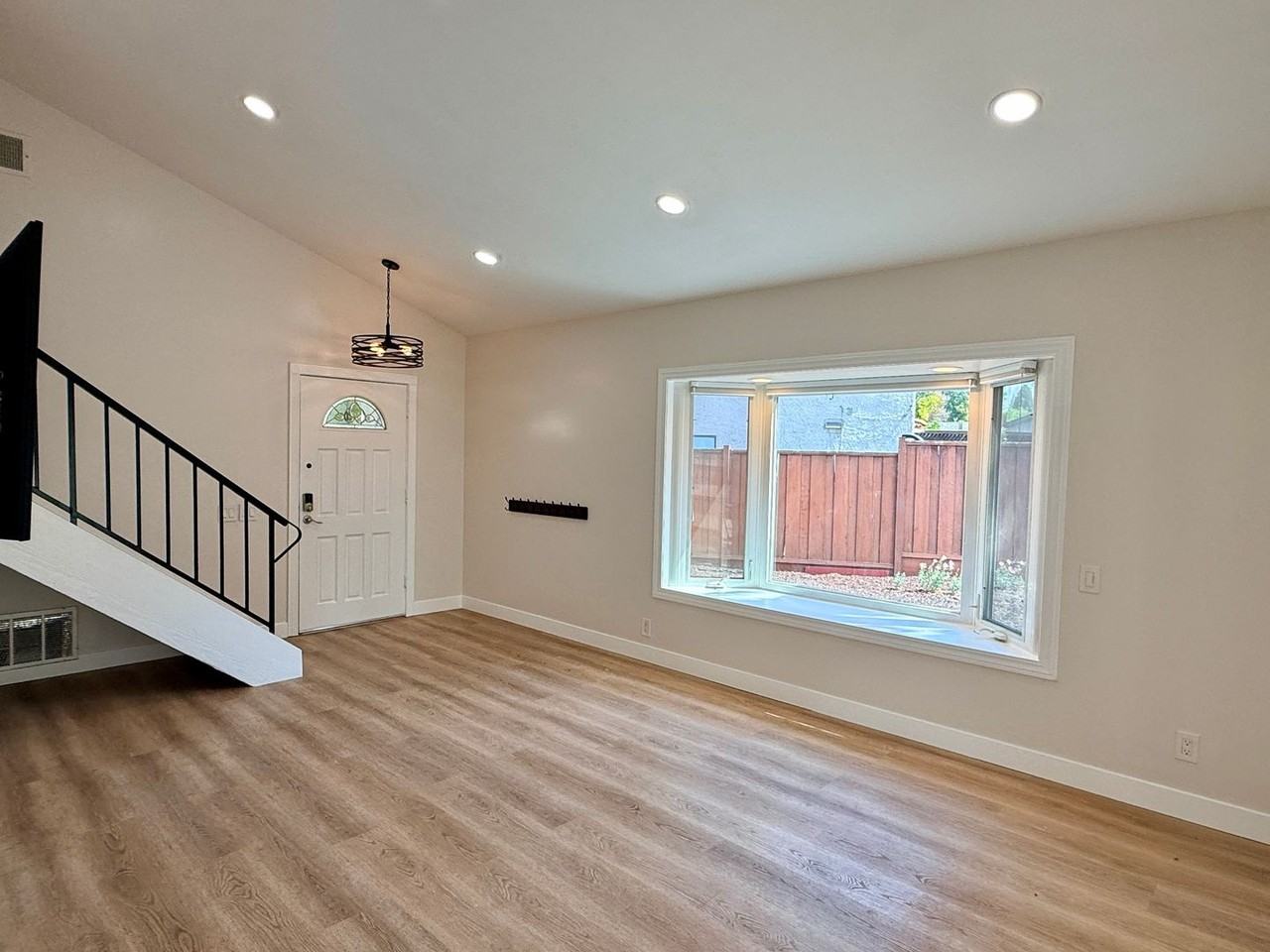 5403 Vauxhall Cir - Photo 3 of 20