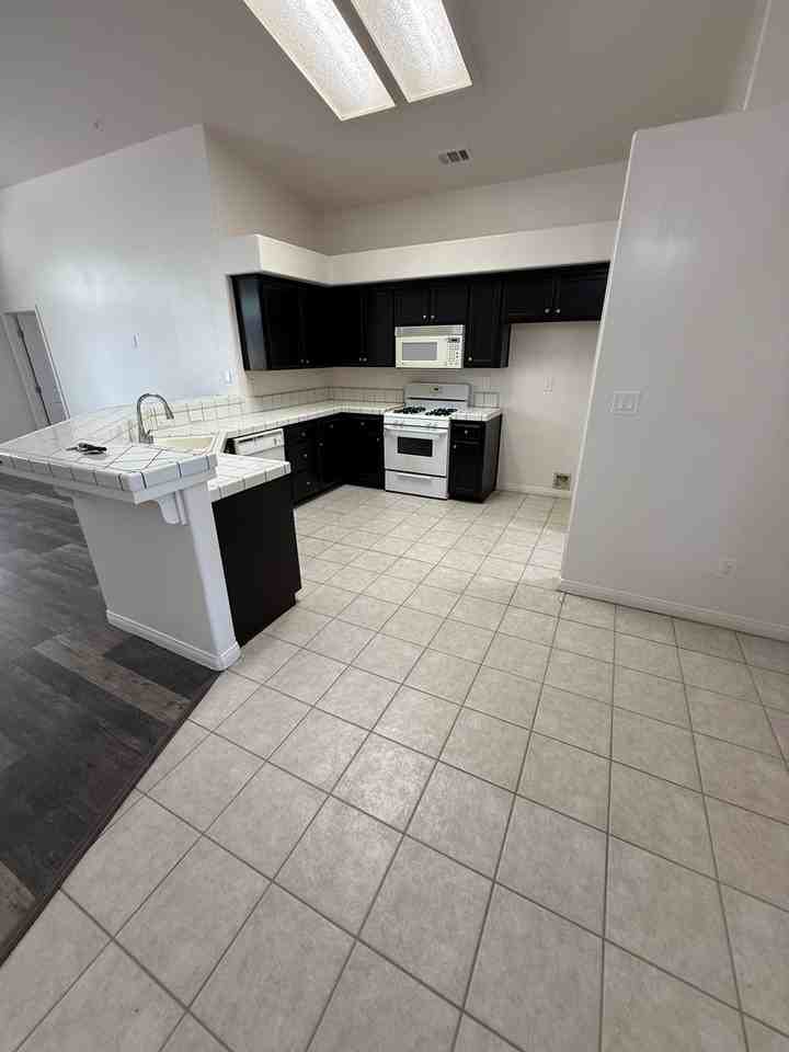 10109 Bay Colony Dr - Photo 6 of 17