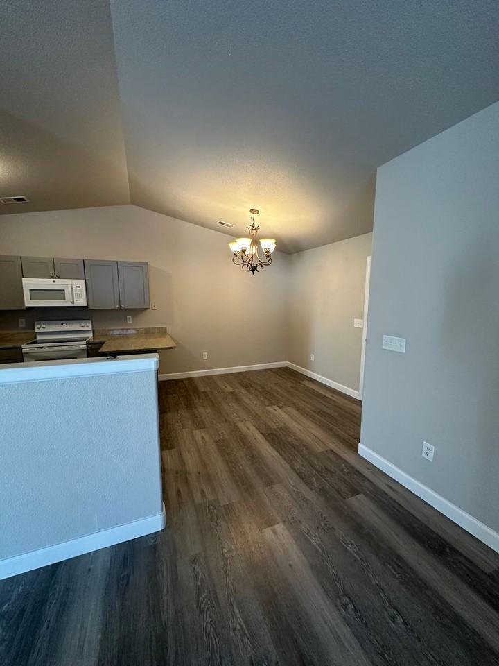 4407 Springer Ct - Photo 5 of 10