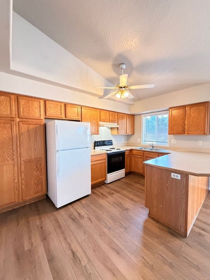 4107 Forsythia St - Photo 7 of 11