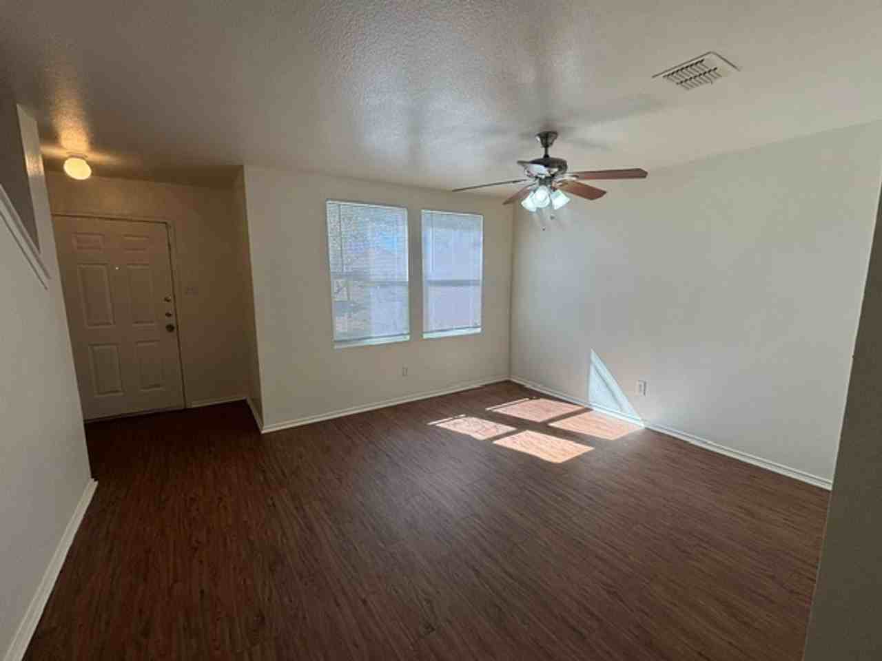 1424 Krista Dr - Photo 4 of 29