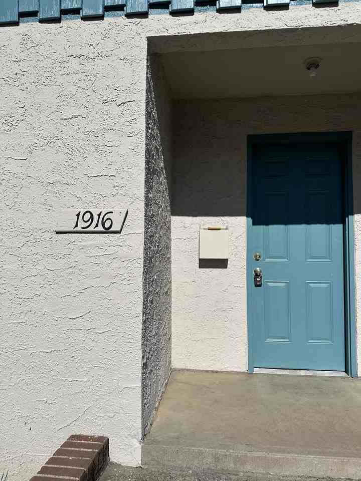 1916 8th St - Photo 4 of 37