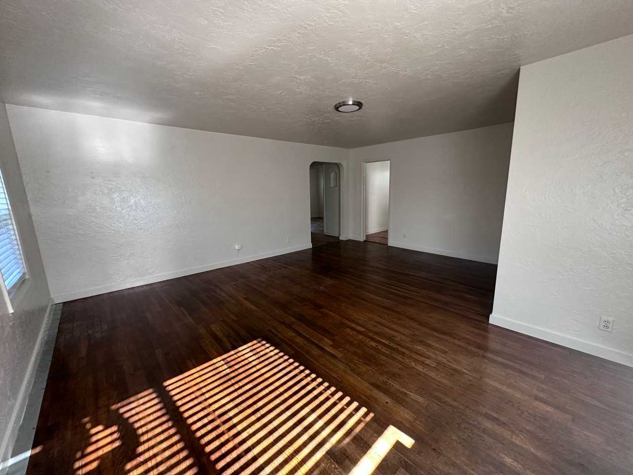 1916 8th St - Photo 5 of 37