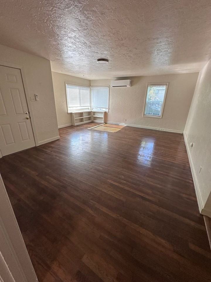 1916 8th St - Photo 6 of 37