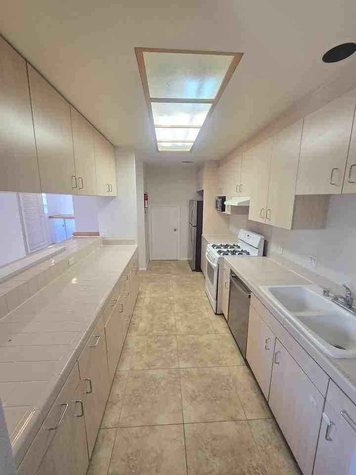 1874 Oliver Ave - Photo 6 of 22