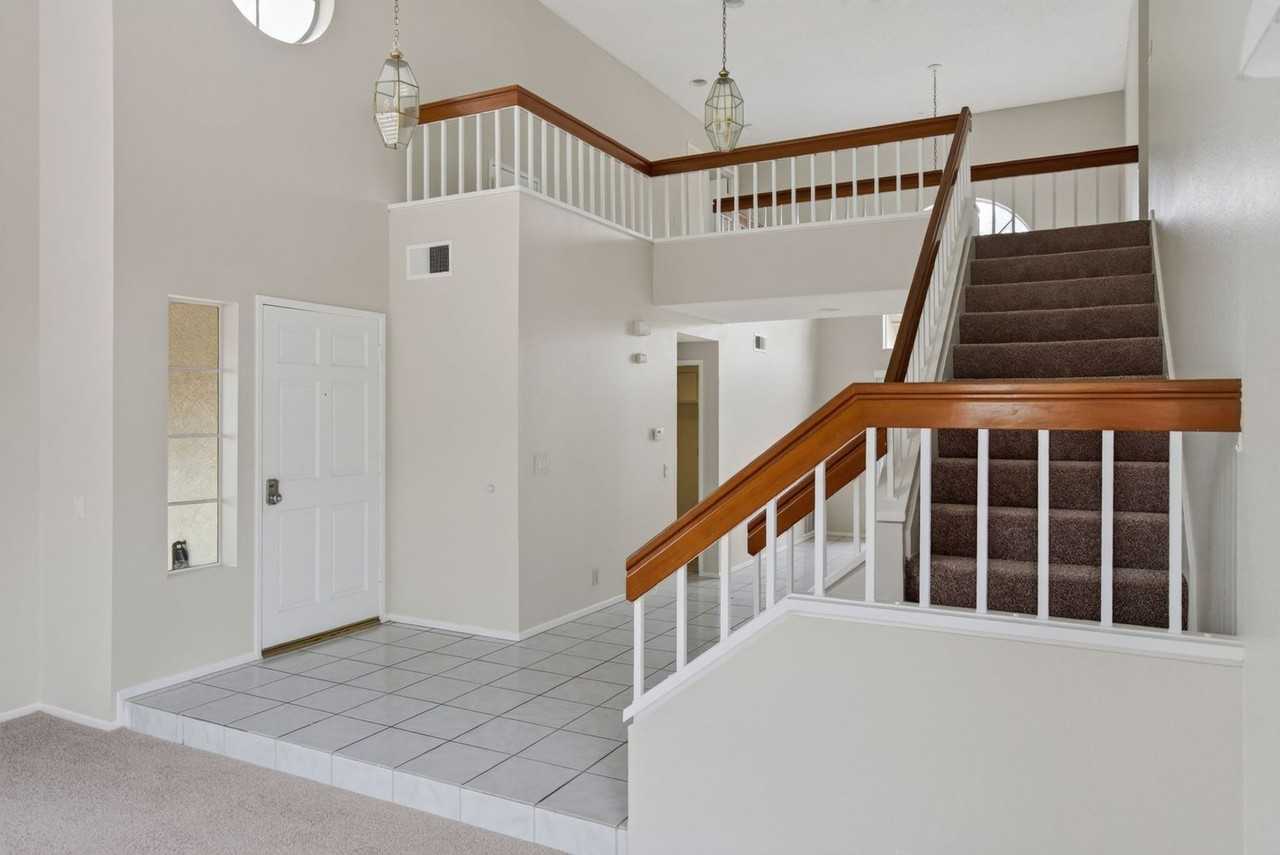 7272 Foxcroft St - Photo 4 of 34