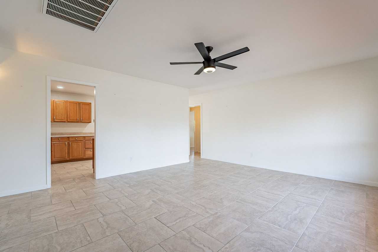 10802 W Hope Dr - Photo 4 of 32