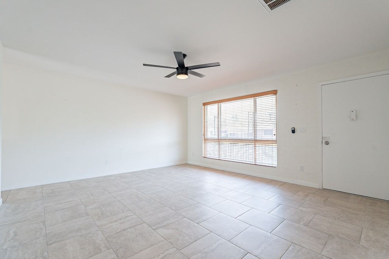 10802 W Hope Dr - Photo 5 of 32