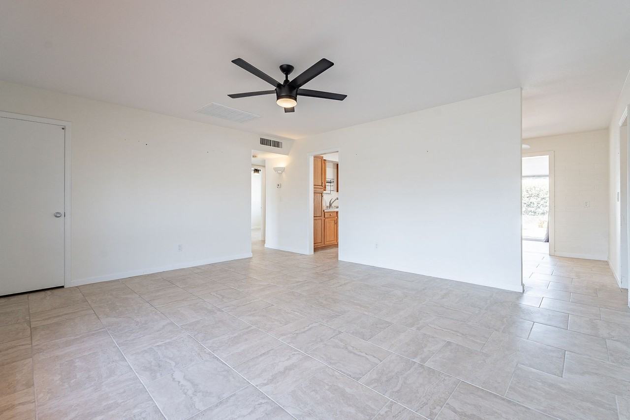 10802 W Hope Dr - Photo 6 of 32