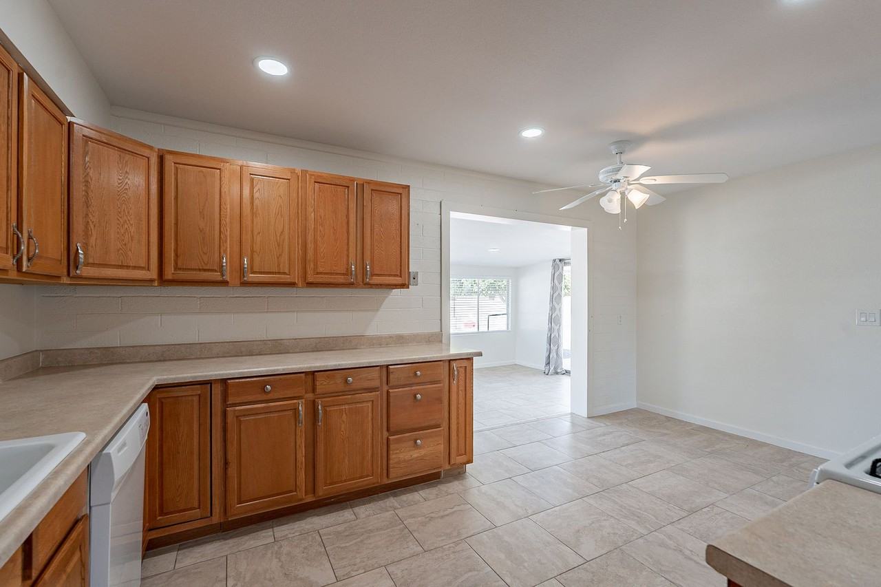 10802 W Hope Dr - Photo 7 of 32