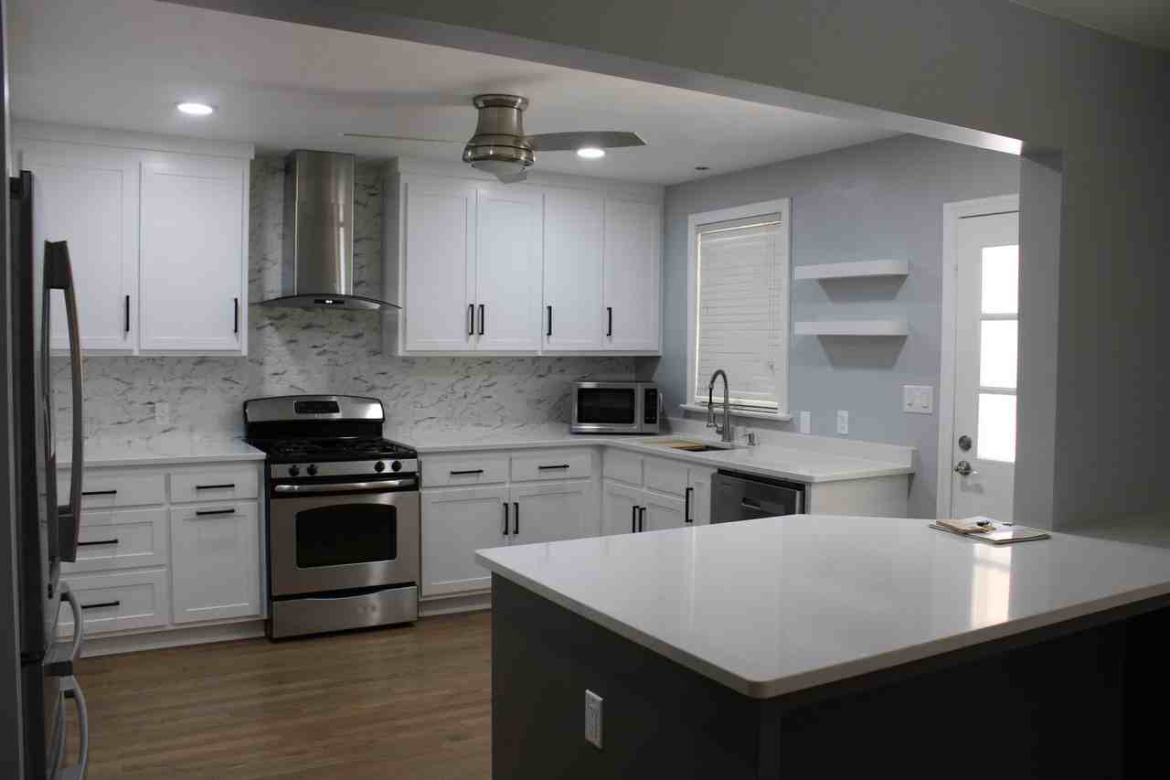 1404 Woodside Dr W - Photo 4 of 21