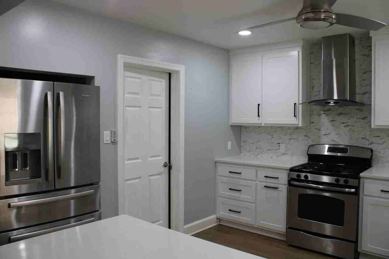 1404 Woodside Dr W - Photo 5 of 21