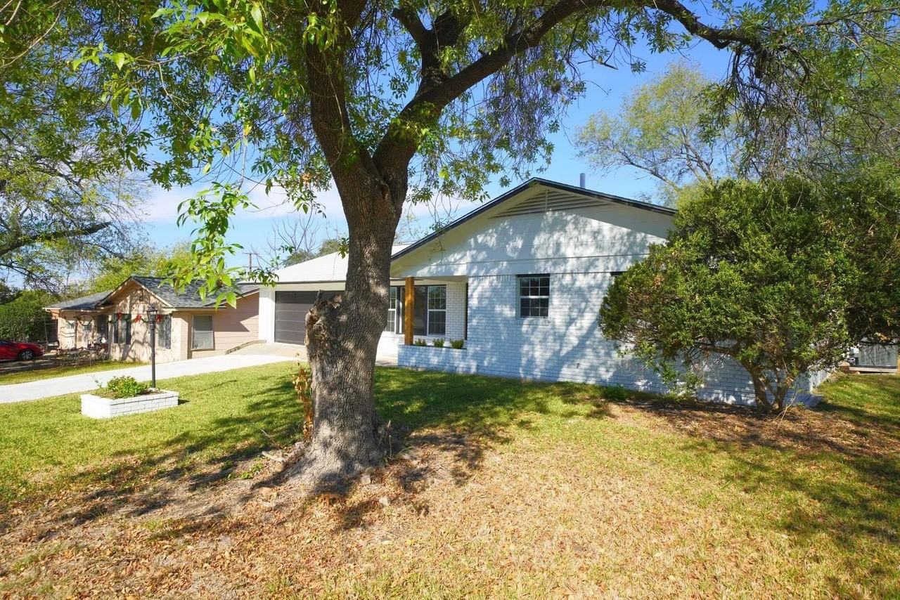 323 Stockton Dr - Photo 3 of 31
