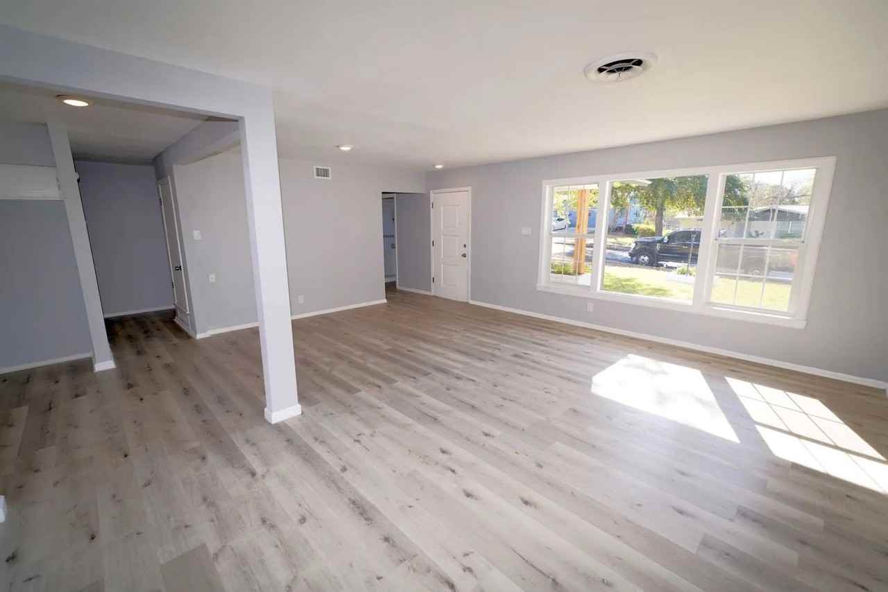 323 Stockton Dr - Photo 6 of 31
