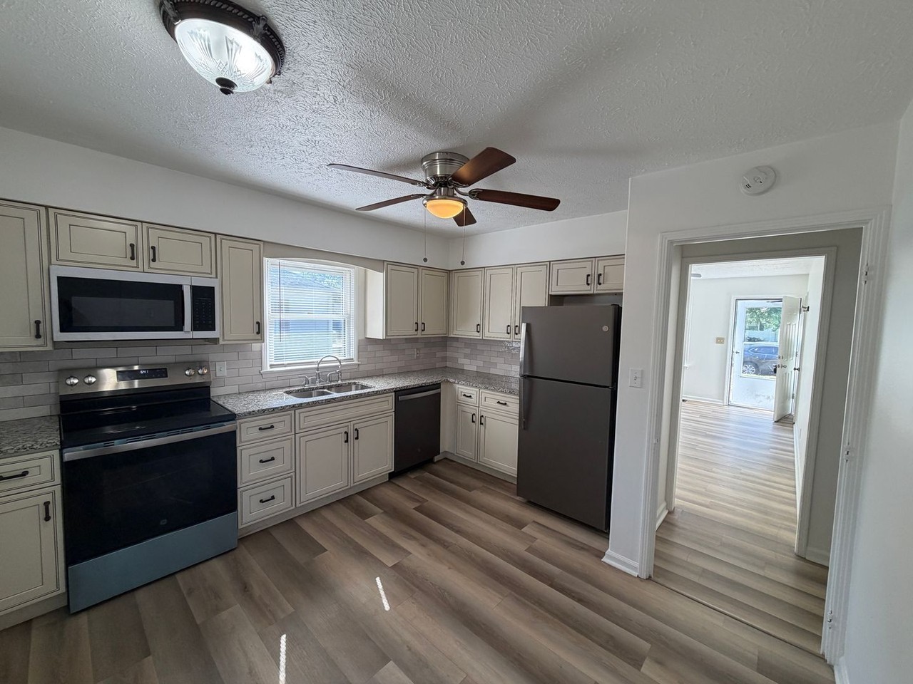 1028 Allen Ave - Photo 3 of 11