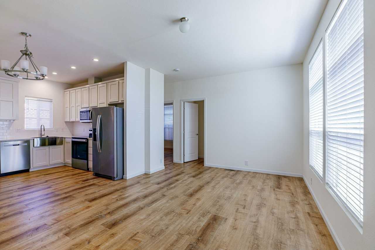 911 35th Ave - Photo 3 of 38