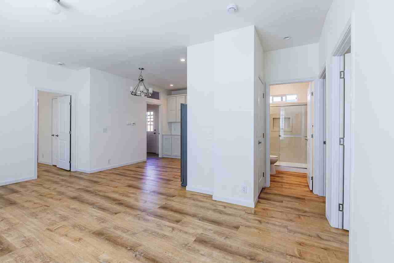 911 35th Ave - Photo 4 of 38