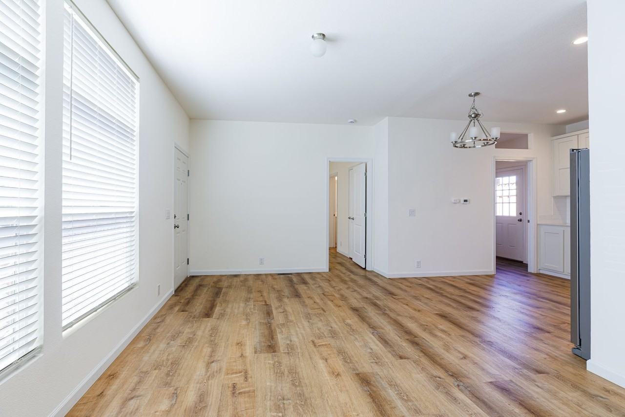 911 35th Ave - Photo 7 of 38