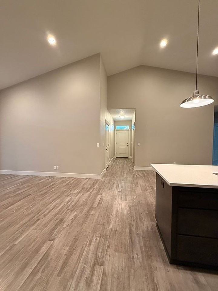 321 321 NW Alder Way - Photo 2 of 15