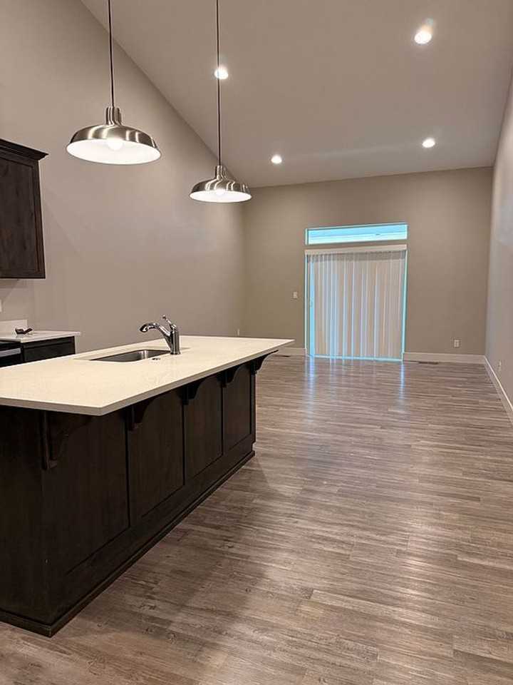 321 321 NW Alder Way - Photo 4 of 15