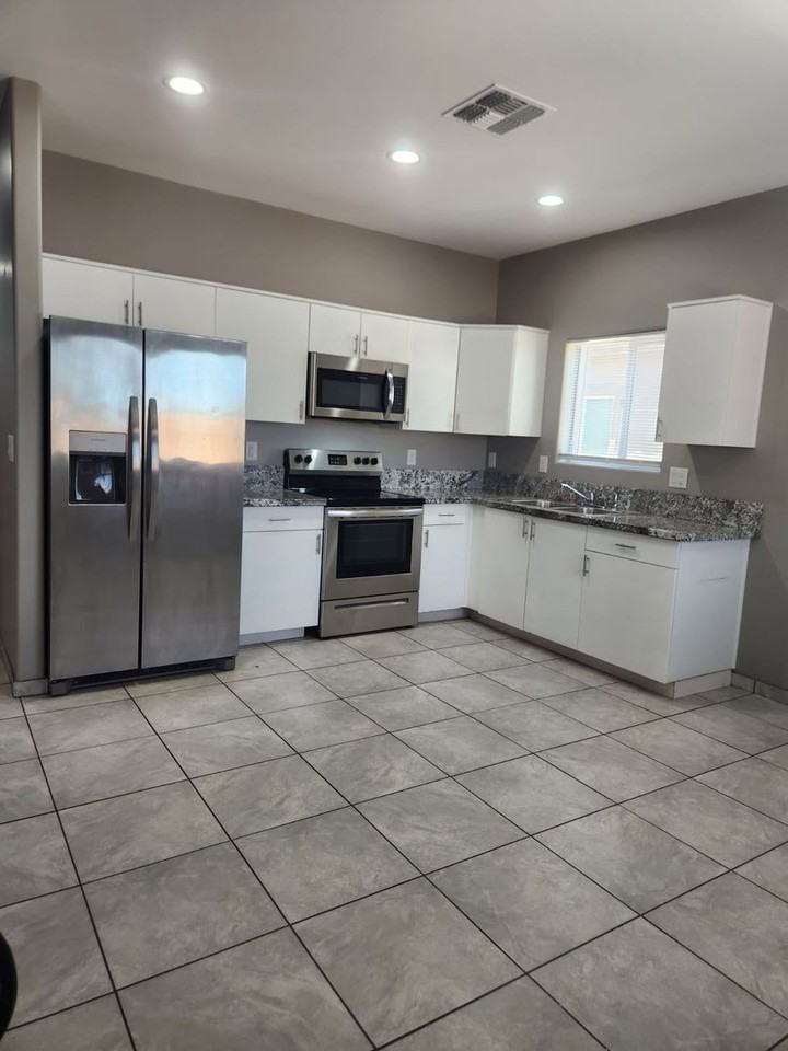 1009 E 36th St - Photo 6 of 21