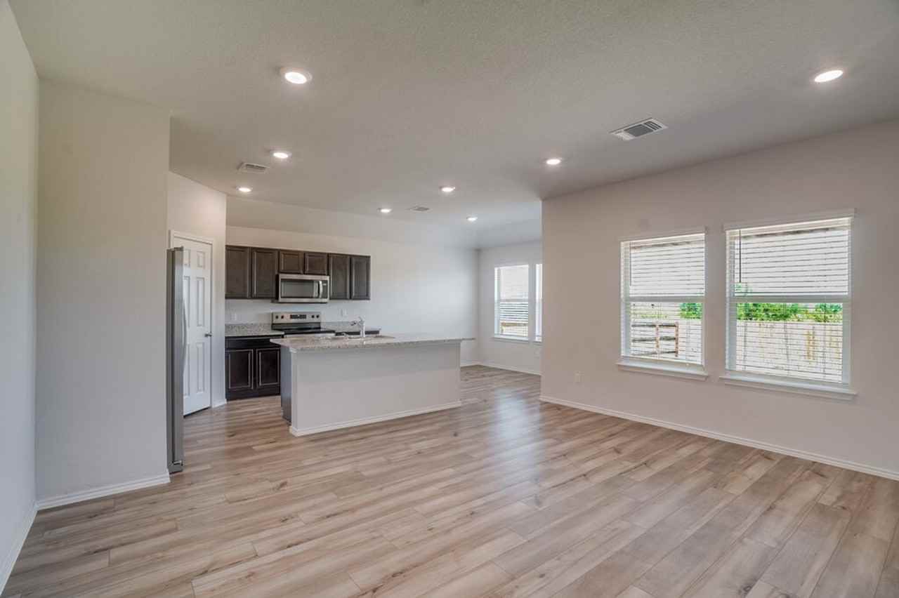 521 Anconia Ct - Photo 4 of 20