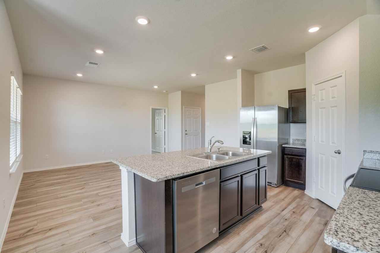 521 Anconia Ct - Photo 5 of 20