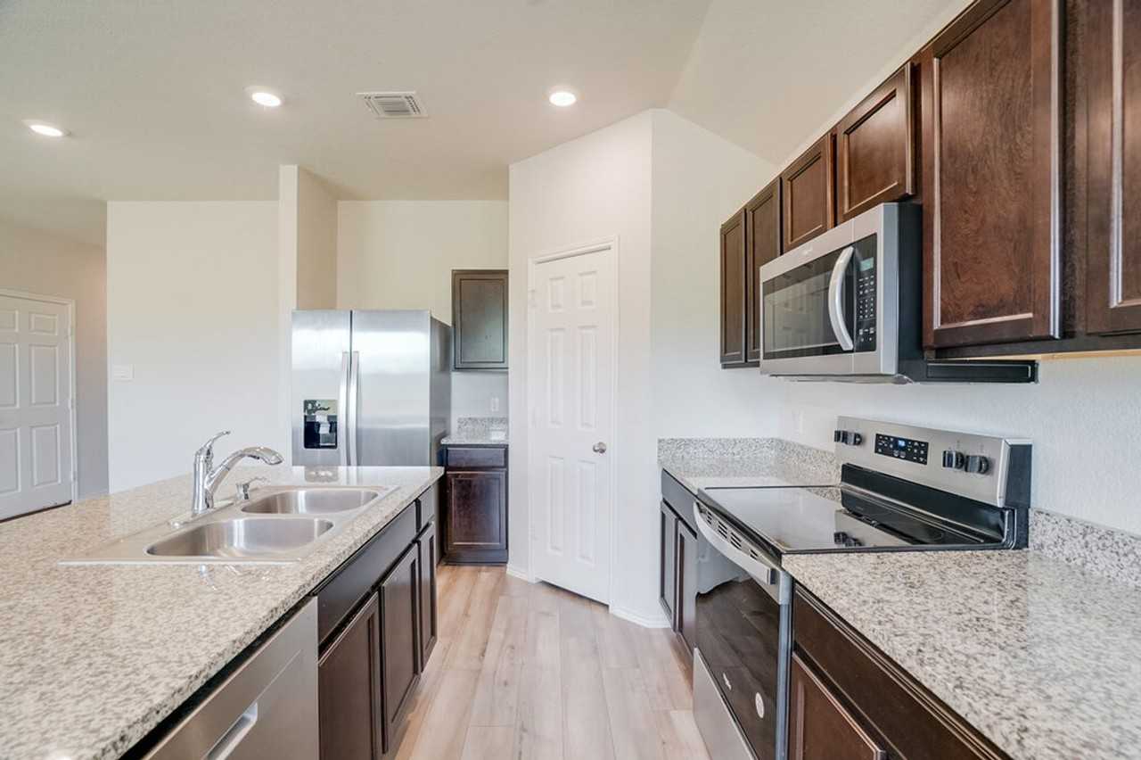 521 Anconia Ct - Photo 7 of 20