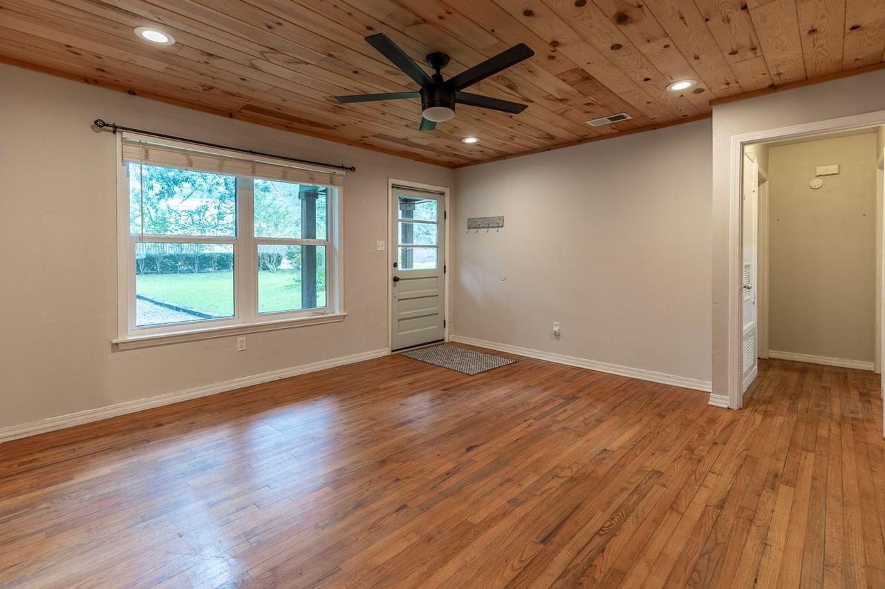 556 Middle St - Photo 2 of 15
