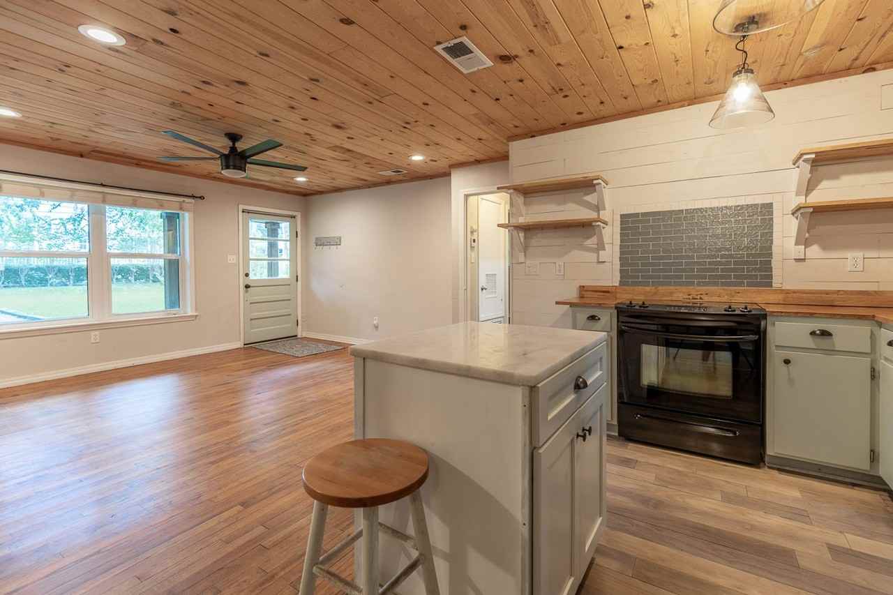 556 Middle St - Photo 3 of 15