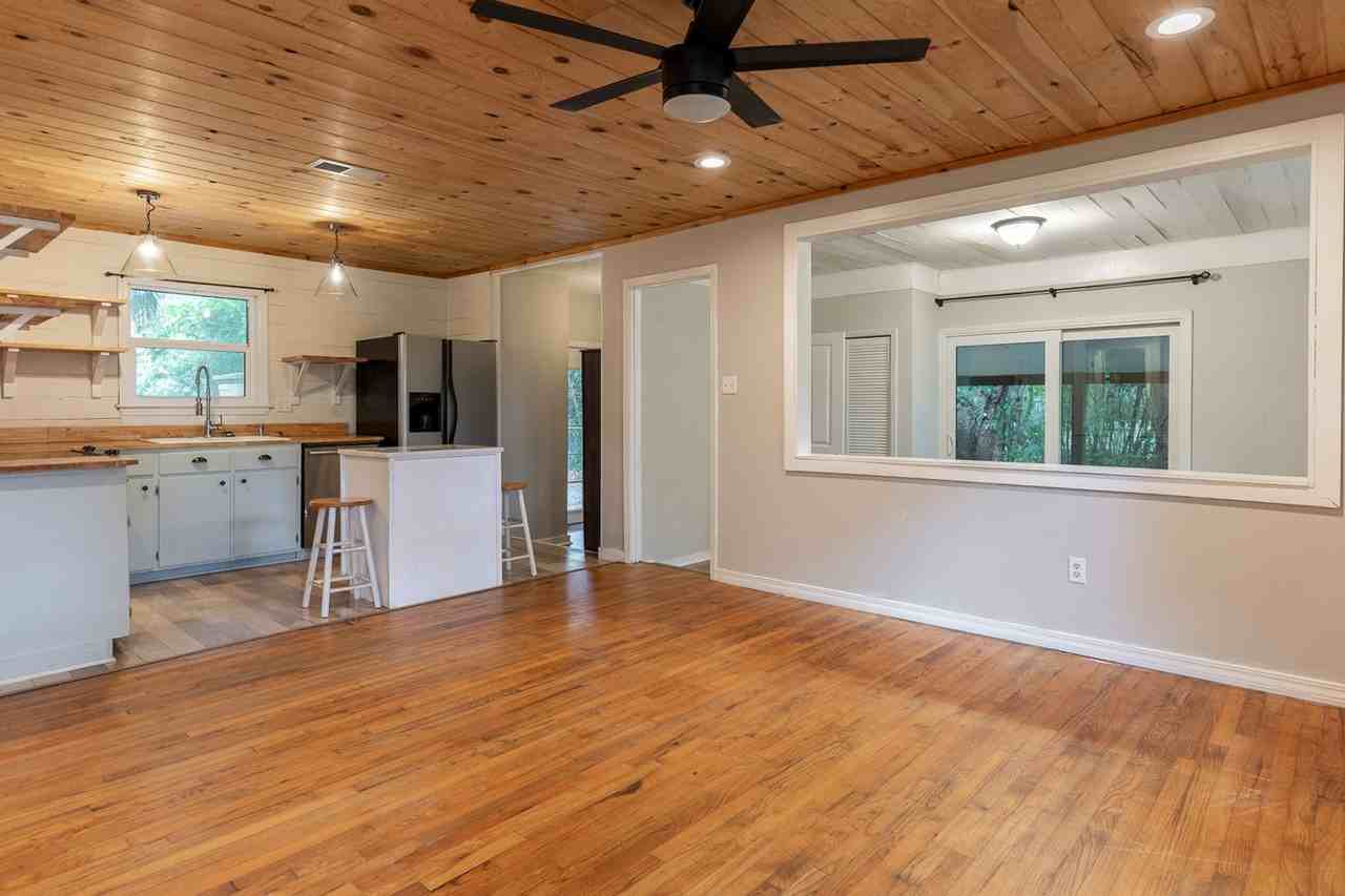 556 Middle St - Photo 4 of 15