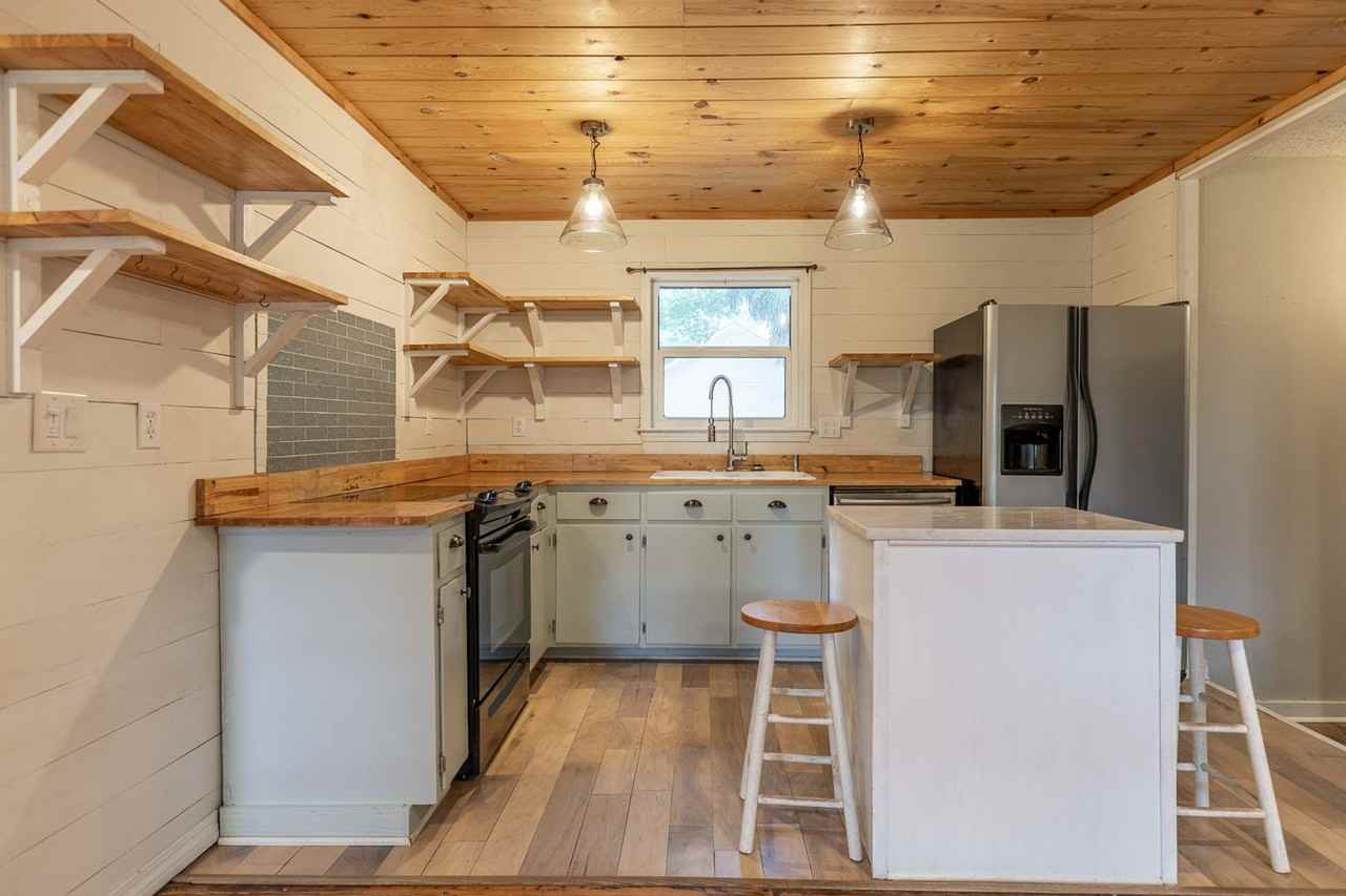 556 Middle St - Photo 5 of 15