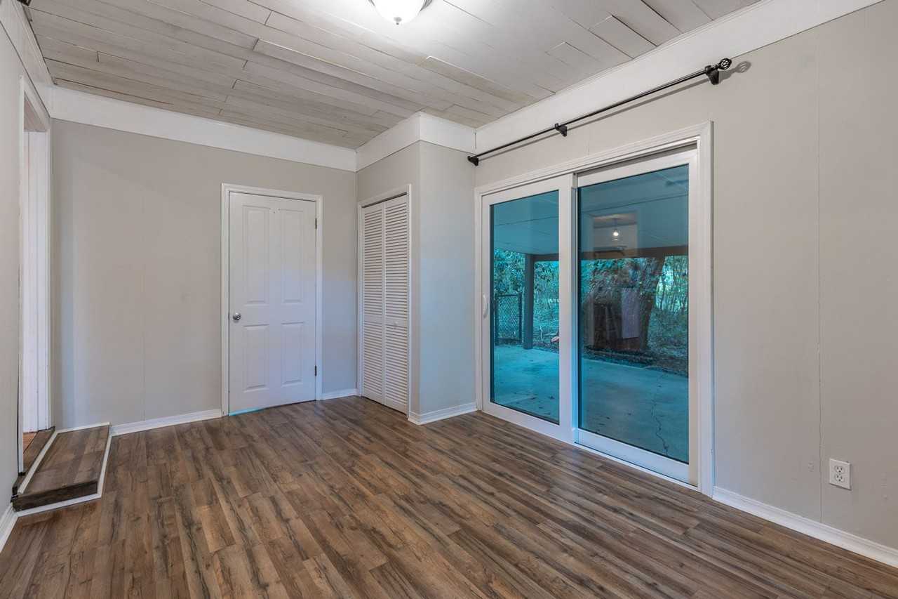 556 Middle St - Photo 7 of 15