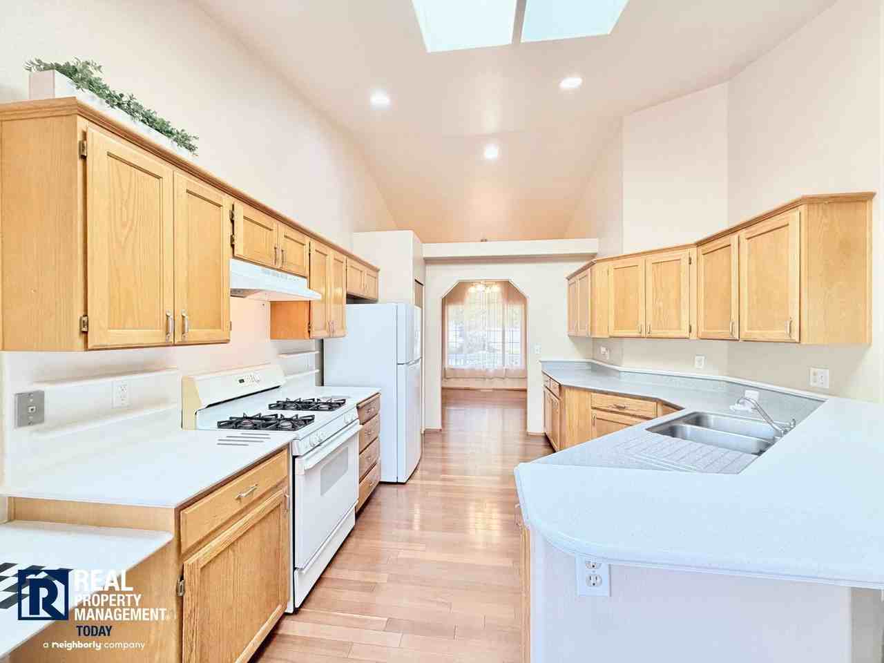 3305 48th St Ne - Photo 3 of 33