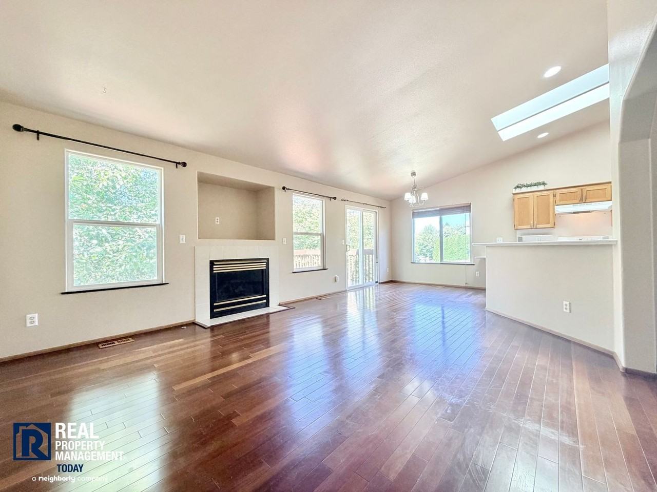 3305 48th St Ne - Photo 4 of 33
