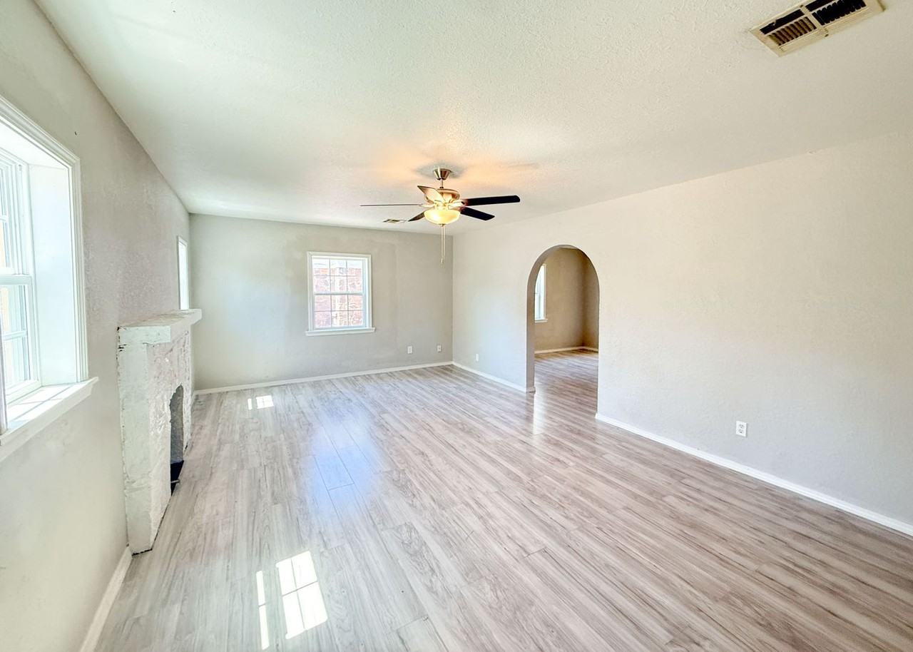 521 Sw 35th St - Photo 2 of 16