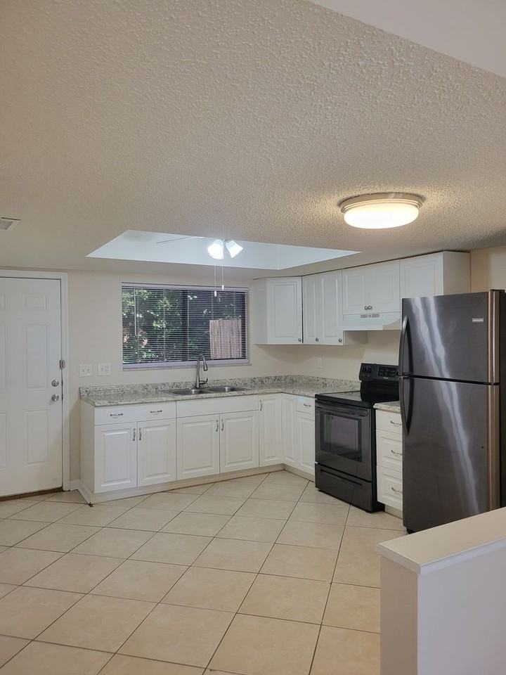 1862 Avenue Q Sw - Photo 5 of 15